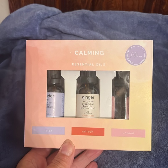 Disney Aroma Diffuser & Wireless Bluetooth Speaker & 3 essential oils, both new - Picture 7 of 8